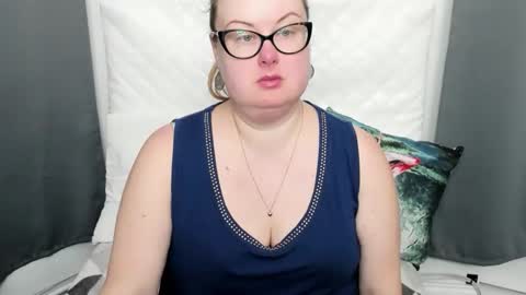 Snapshot of bonnieshining chatting on 11.27.25 Bonnie online show from 11.27.25