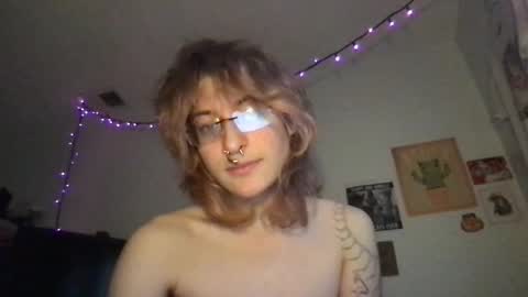 Snapshot of boywithbug chatting on 03.10.25 boywithbug online show from 03.10.25