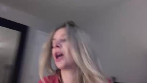 Snapshot of bpkylie chatting on 11.19.25 bpkylie online show from 11.19.25