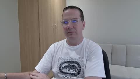 Snapshot of brettdj chatting on 11.30.25 Brett online show from 11.30.25