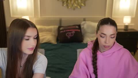 Snapshot of bright_diamonds_054 chatting on 12.15.25 Diamonds Girls online show from 12.15.25