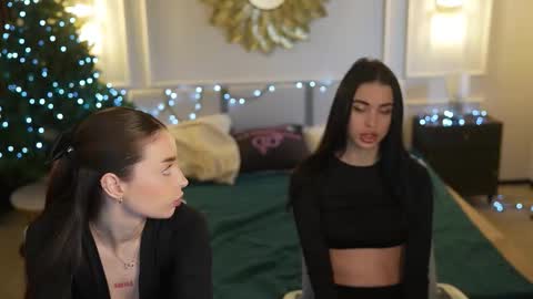 Snapshot of bright_diamonds_054 chatting on 12.17.25 Diamonds Girls online show from 12.17.25