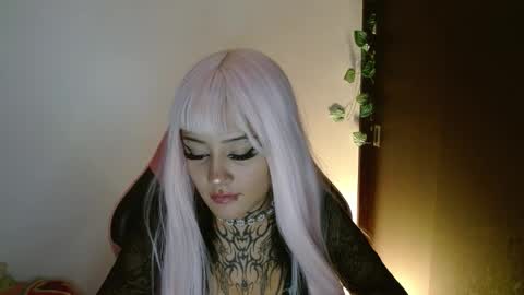 Snapshot of brittany_bubbles chatting on 02.11.26 maru miaw Please help me to reach 100 thumbs up online show from 02.11.26