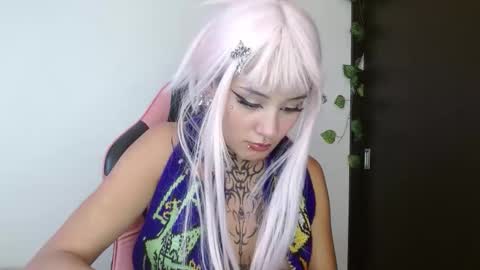 Snapshot of brittany_bubbles chatting on 02.12.26 maru miaw Please help me to reach 100 thumbs up online show from 02.12.26