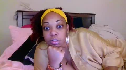 Snapshot of brownroundrenee chatting on 05.19.26 brownroundrenee online show from 05.19.26