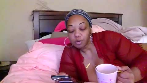 Snapshot of brownroundrenee chatting on 06.03.26 brownroundrenee online show from 06.03.26