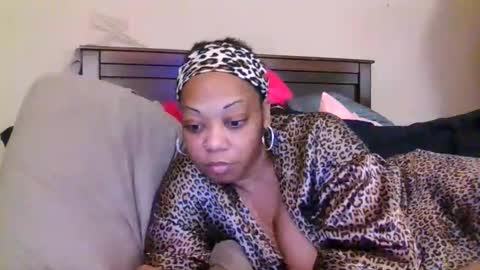 Snapshot of brownroundrenee chatting on 06.11.26 brownroundrenee online show from 06.11.26