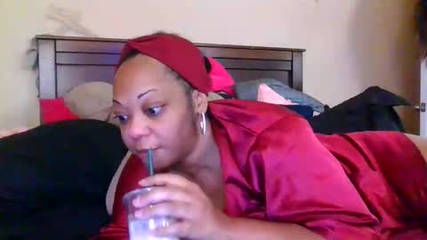 Snapshot of brownroundrenee chatting on 06.12.26 brownroundrenee online show from 06.12.26