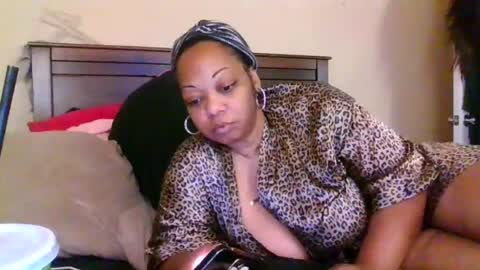 Snapshot of brownroundrenee chatting on 06.21.26 brownroundrenee online show from 06.21.26