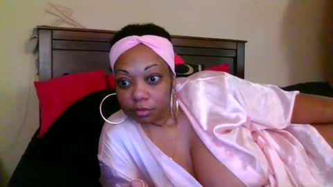 Snapshot of brownroundrenee chatting on 06.23.26 brownroundrenee online show from 06.23.26