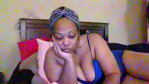 Snapshot of brownroundrenee chatting on 06.28.26 brownroundrenee online show from 06.28.26