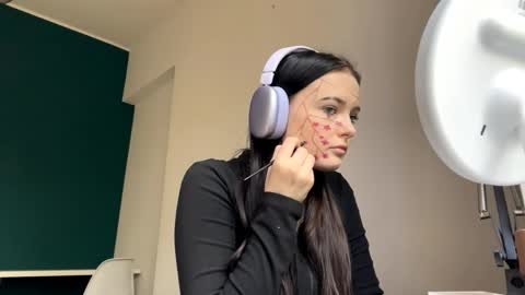 Snapshot of brunaceasor chatting on 04.29.26 Luna online show from 04.29.26