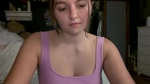 Snapshot of brunettebaby040 chatting on 09.22.25 brunettebaby040 online show from 09.22.25