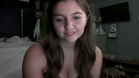 Snapshot of brunettebaby040 chatting on 09.29.25 brunettebaby040 online show from 09.29.25