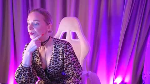 Snapshot of bubbling_crush chatting on 02.16.25 bubbling_crush online show from 02.16.25