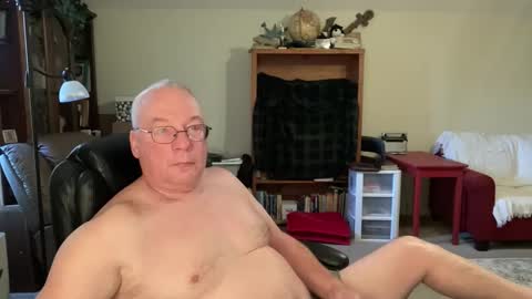 Snapshot of bustyballs100 chatting on 11.17.25 bustyballs100 online show from 11.17.25