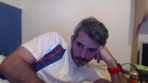 Snapshot of c0llinfarrell chatting on 12.01.24 Collin Farrel online show from 12.01.24