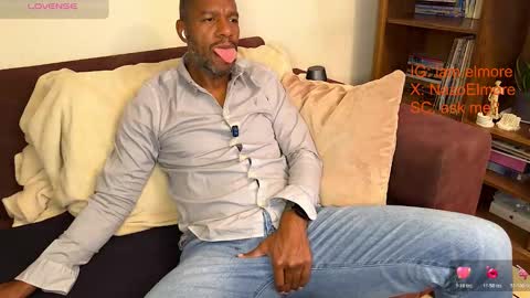 My name is Robert  Dont be shysay hi I love to chat. For requests or dirty talk please use tips  online show from 03.15.26