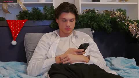 Snapshot of calvin_cay chatting on 01.01.25 Calvin online show from 01.01.25