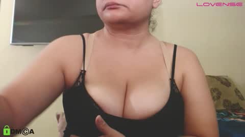 Snapshot of camiilahotxxx chatting on 11.17.25 Camila online show from 11.17.25