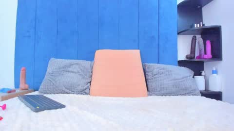 Snapshot of camiinieves chatting on 03.11.25 Camila online show from 03.11.25