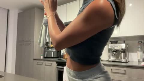 Snapshot of camiliakxoxo chatting on 11.04.25 camiliakxoxo online show from 11.04.25