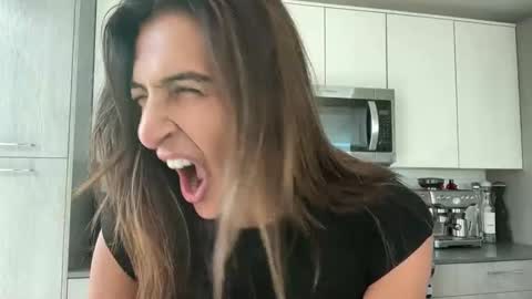 Snapshot of camiliakxoxo chatting on 11.16.25 camiliakxoxo online show from 11.16.25