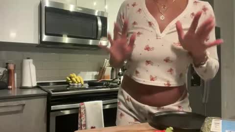 Snapshot of camiliakxoxo chatting on 11.18.25 camiliakxoxo online show from 11.18.25