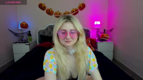 Snapshot of camilladreamer chatting on 10.21.25 camilladreamer online show from 10.21.25
