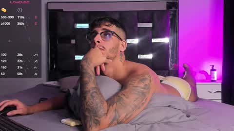   INDEPENDENT MODEL online show from 02.24.25