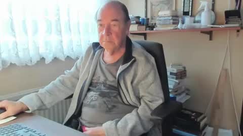 Snapshot of cammee chatting on 12.18.24 Cammee online show from 12.18.24