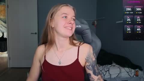 Snapshot of candy_meggie chatting on 09.10.25 Megan online show from 09.10.25