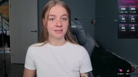 Snapshot of candy_meggie chatting on 09.12.25 Megan online show from 09.12.25