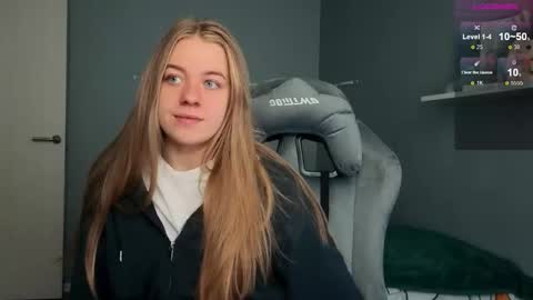 Snapshot of candy_meggie chatting on 09.29.25 Megan online show from 09.29.25