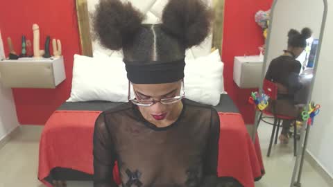 Snapshot of canella_hotx chatting on 10.01.25 Canela online show from 10.01.25