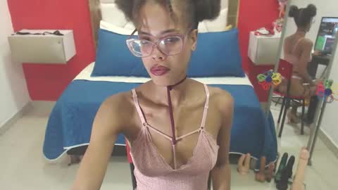 Snapshot of canella_hotx chatting on 10.06.25 Canela online show from 10.06.25