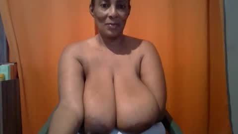 Snapshot of caramelchoc81 chatting on 10.21.25 candylious81 online show from 10.21.25