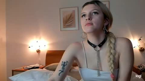 caressyourself online show from 01.12.25