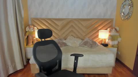 Snapshot of carla_santini chatting on 12.19.24 Carla Santini online show from 12.19.24