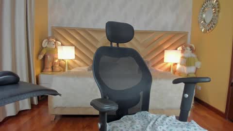 Snapshot of carla_santini chatting on 12.21.24 Carla Santini online show from 12.21.24