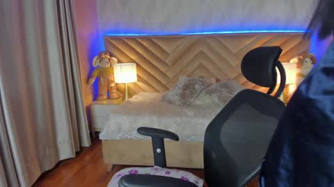 Snapshot of carla_santini chatting on 12.28.24 Carla Santini online show from 12.28.24