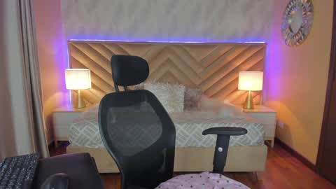 Snapshot of carla_santini chatting on 01.13.25 Carla Santini online show from 01.13.25