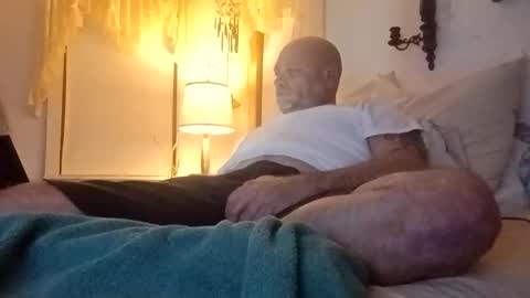 Snapshot of carldhammers chatting on 12.17.25 carldhammers online show from 12.17.25