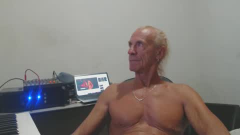 Snapshot of carlos2557 chatting on 04.20.26 carlos online show from 04.20.26