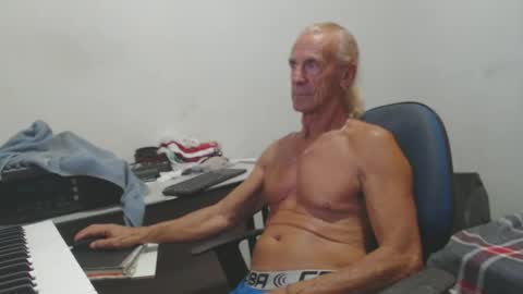 Snapshot of carlos2557 chatting on 04.26.26 carlos online show from 04.26.26