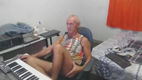 Snapshot of carlos2557 chatting on 05.07.26 carlos online show from 05.07.26