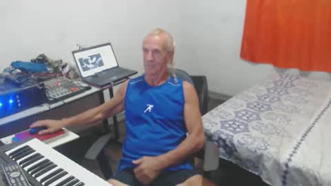 Snapshot of carlos2557 chatting on 05.07.26 carlos online show from 05.07.26