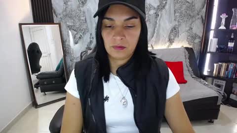 Snapshot of carlota_milf_30 chatting on 10.19.25 Carlota online show from 10.19.25