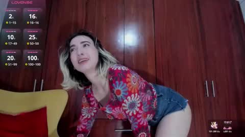 Snapshot of carly_grasso chatting on 10.22.25 carly grasso online show from 10.22.25