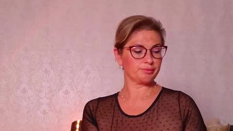 CaroJhones online show from 09.11.25